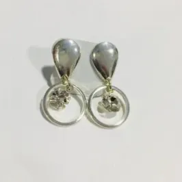 BRINCO ESFÉRICO COM STRASS PENDUREZA BANHO DE PRATA 