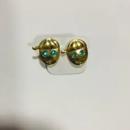 BRINCO MENINO COM BONÉ DOURADO