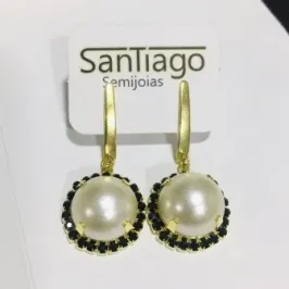 BRINCO PÉROLA COM STRASS PRETO PENDUREZA 