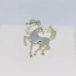 PINGENTE CAVALO ARREPIADO BANHO DE PRATA