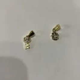 PINGENTE CHAVE FLOR PEDRA CHECA DOURADO