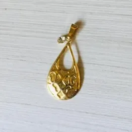 PINGENTE ESCUDO VAZADO COM PEDRINHA STRASS DOURADO