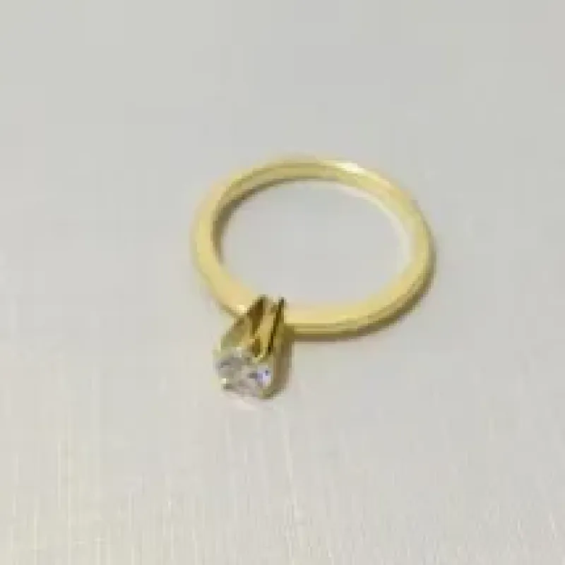 ANEL SOLITÁRIO BASE FIRME ZIRCÔNIA DOURADO