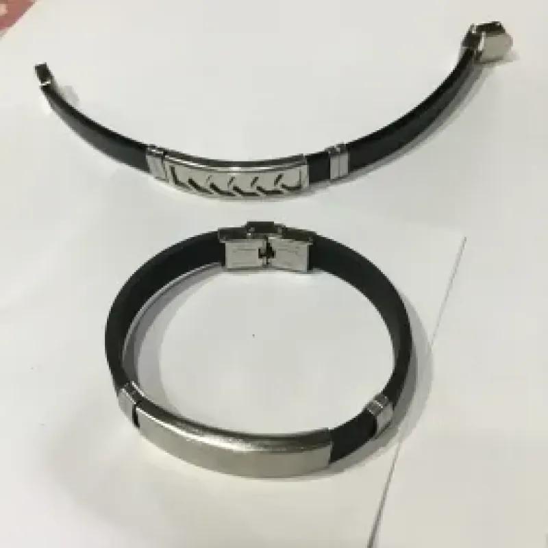 BRACELETE BORRACHA PRETO BANHO DE PRATA