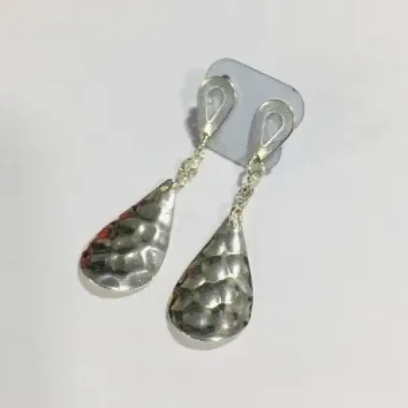 BRINCO GOTA TRABALHADA PENDUREZA BANHO DE PRATA