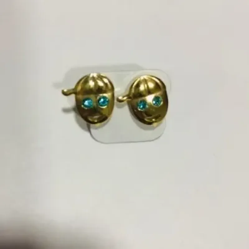 BRINCO MENINO COM BONÉ DOURADO