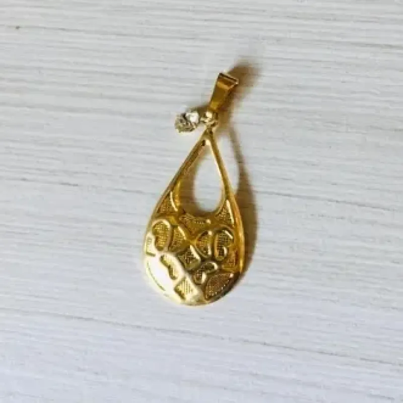 PINGENTE ESCUDO VAZADO COM PEDRINHA STRASS DOURADO