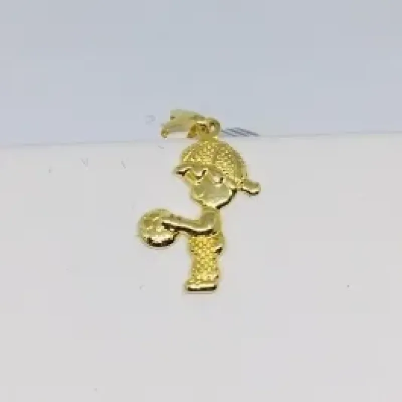 PINGENTE MENINO BOLA NA MÃO 