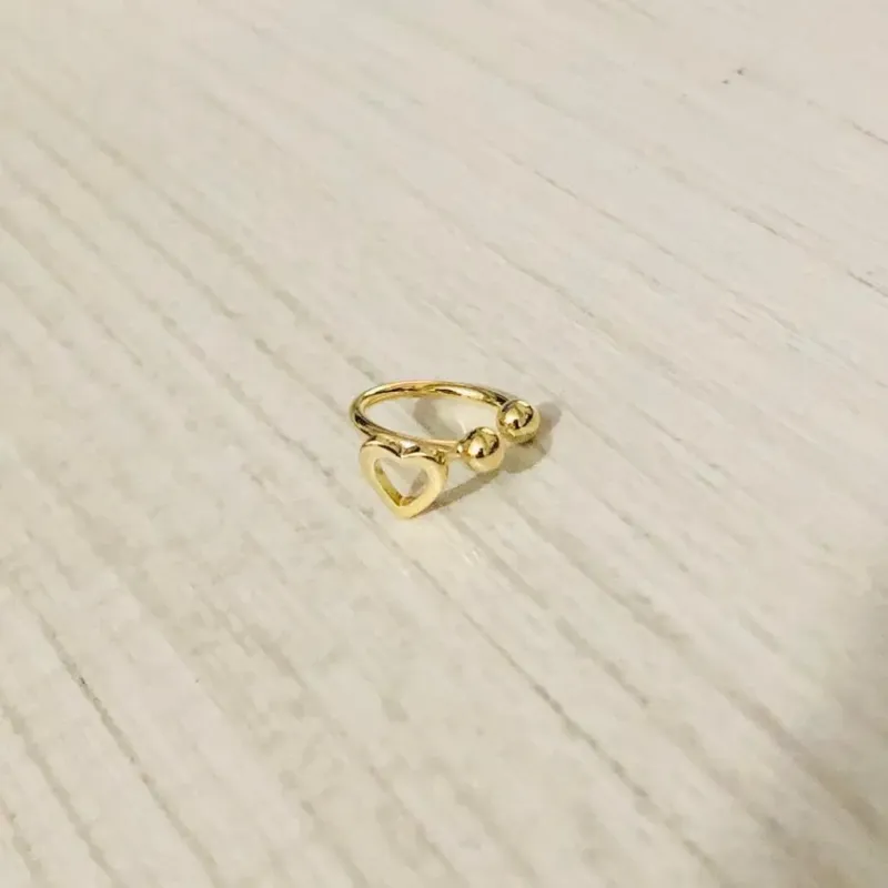 PIERCING FAKE CORAÇÃO VAZADO PEQUENO DOURADO