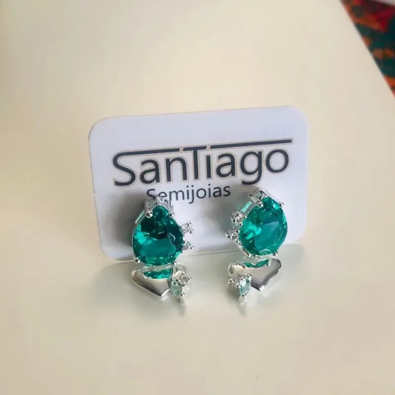 BRINCO GOTA VERDE COM CORAÇÃO PENDURADO PH BANHO DE PRATA