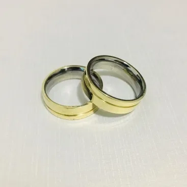 ALIANÇA LIGA DE MOEDA RETA COM 1 DETALHE 9A 6MM 