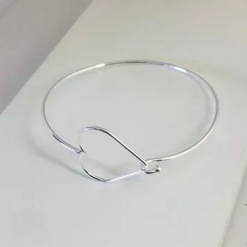 BRACELETE FEMININO CORAÇÃO GRANDE VAZADO BANHO DE PRATA