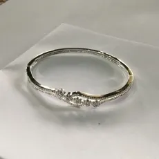 BRACELETE FEMININO RÍGIDO CINCO FLORES MICRO-ZIRCONIA BANHO DE PRATA