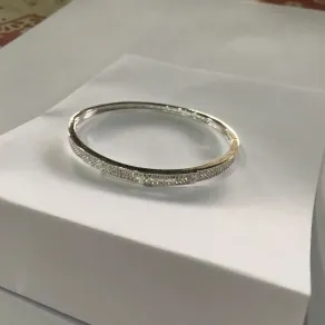 BRACELETE FEMININO RÍGIDO CRUZ MICRO-ZIRCONIA BANHO DE PRATA