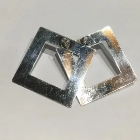 BRINCO ARGOLA QUADRADA ESPELHADA COM STRASS BANHO DE PRATA