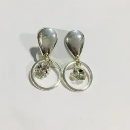 BRINCO ESFÉRICO COM STRASS PENDUREZA BANHO DE PRATA 