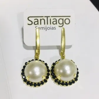 BRINCO PÉROLA COM STRASS PRETO PENDUREZA 