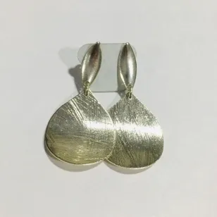 BRINCO PLACA RAIADA CÔNCAVA PENDUREZA BANHO DE PRATA