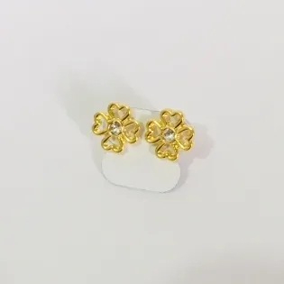 BRINCO TREVO VAZADO COM STRASS PEQUENO DOURADO FTQ