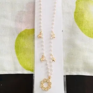 CAIXINHA COLAR DE PÉROLAS PEQUENAS CORAÇÃO MICROZIRCONIA DOURADO