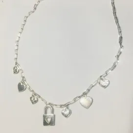 COLAR CHOKER CADEADO COM CORAÇÃO BANHO DE PRATA 40 CM
