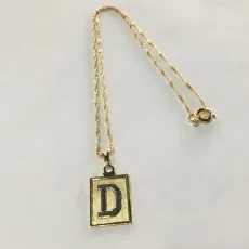 COLAR COM PINGENTE LETRA D DOURADO 45 CM
