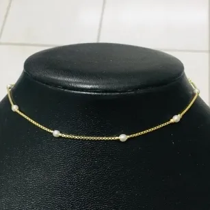 CORRENTE CHOKER 8 PÉROLAS PEQUENAS DOURADA 40 CM