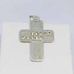 PINGENTE CRUCIFIXO TRABALHADO COM STRASS BANHO DE PRATA 2CM X 3CM