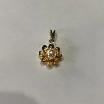 PINGENTE FLORZINHA COM STRASS DOURADO