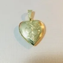 PINGENTE RELICÁRIO COM 2 CORAÇÕES DOURADO