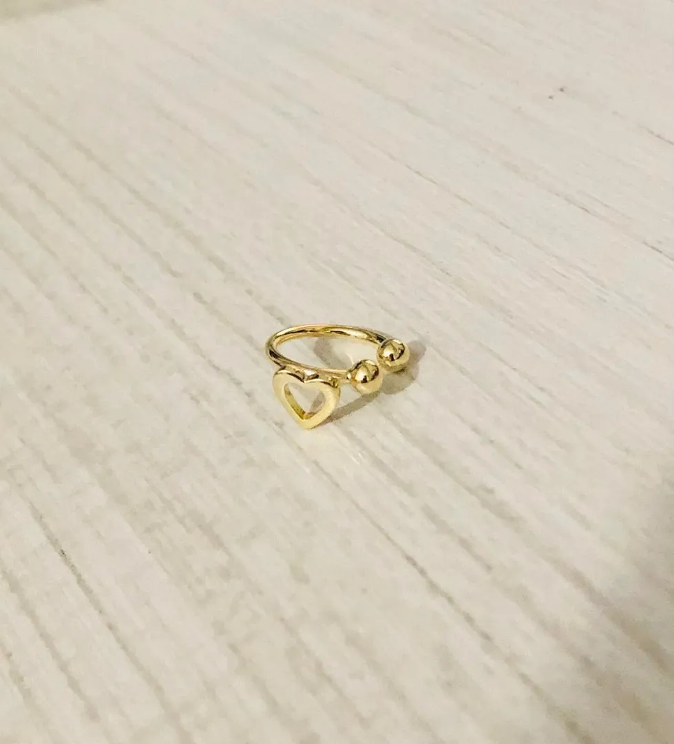 PIERCING FAKE CORAÇÃO VAZADO PEQUENO DOURADO