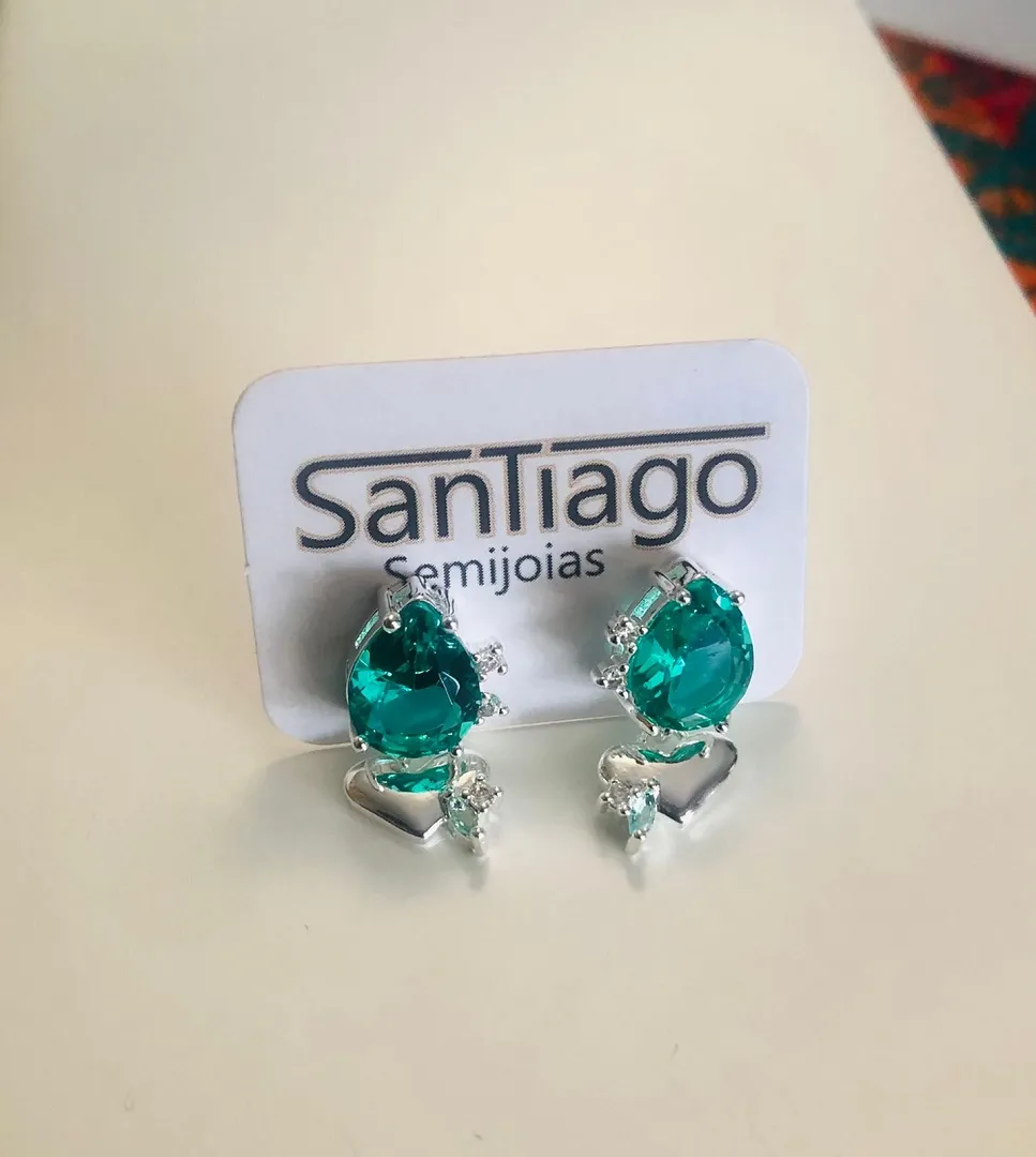BRINCO GOTA VERDE COM CORAÇÃO PENDURADO PH BANHO DE PRATA