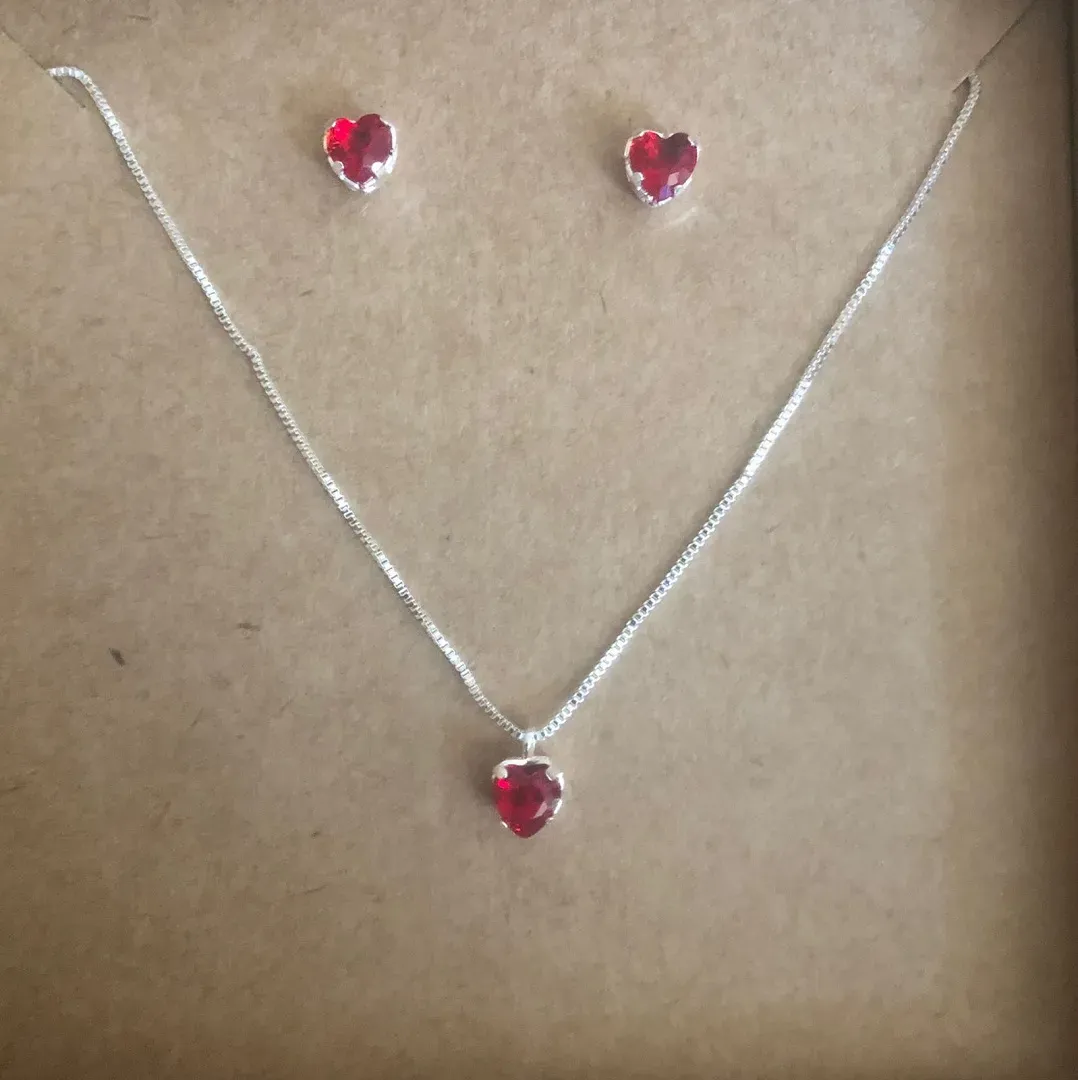 CONJUNTO CAIXINHA CORAÇÃO VERMELHO PEQUENO ZIRCÔNIA BANHO DE PRATA