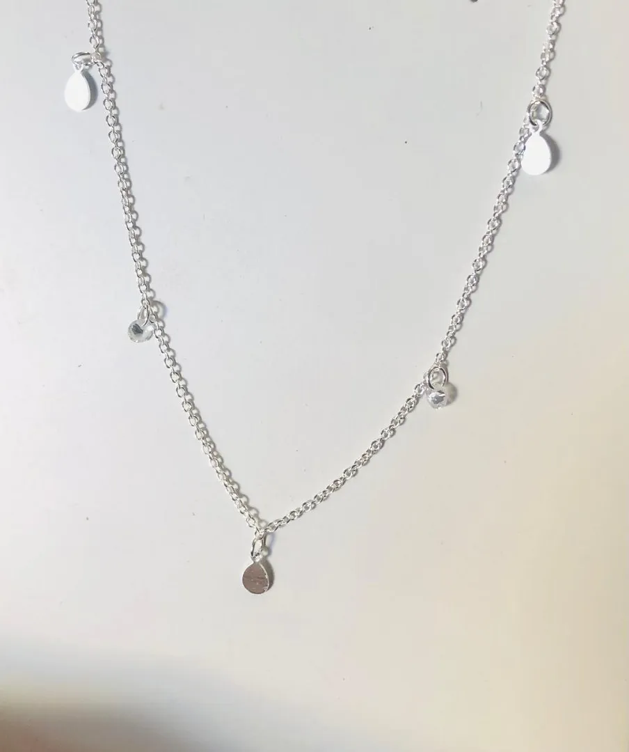 CORRENTE CHOKER GOTAS E PEDRAS BANHO DE PRATA ADNY